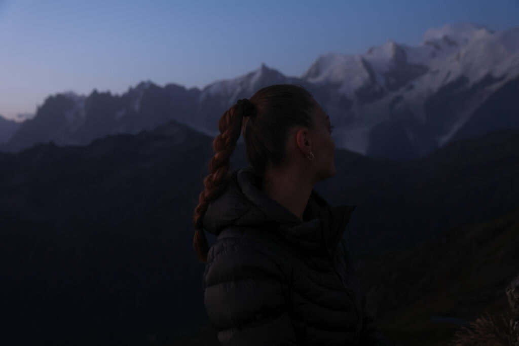 Flora face au Mont-Blanc