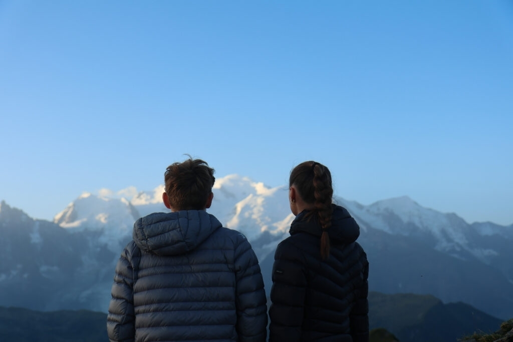 Thibault et Flora face au Mont-Blanc